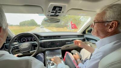 EDİRNE (AA) – Edirne Valisi Yunus Sezer, direksiyon başına geçerek