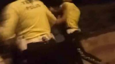 Bursa’da trafik polisleri ehliyetsiz sürücüye ceza kesti, olay yerine gelen