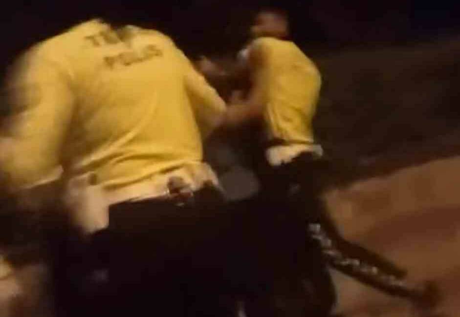 Bursa’da trafik polisleri ehliyetsiz sürücüye ceza kesti, olay yerine gelen