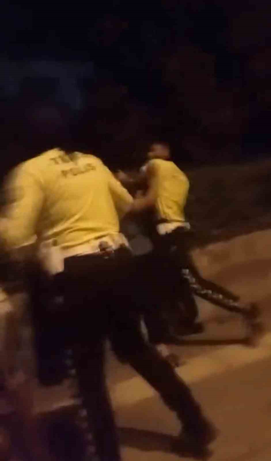 Bursa’da trafik polisleri ehliyetsiz sürücüye ceza kesti, olay yerine gelen