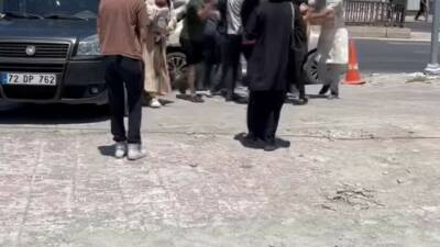 Elazığ’da hafif ticari araç ile otomobilin çarpışması sonucu sürücüler arasında