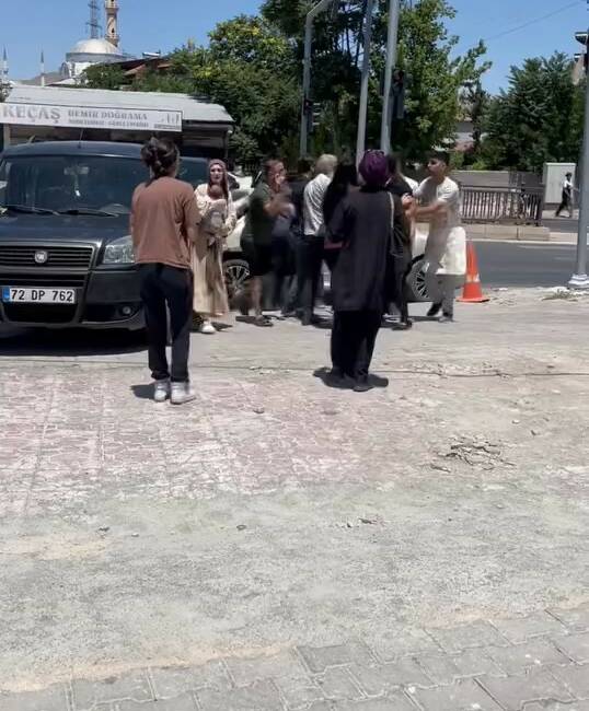 Elazığ’da hafif ticari araç ile otomobilin çarpışması sonucu sürücüler arasında