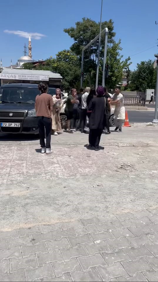 Elazığ’da hafif ticari araç ile otomobilin çarpışması sonucu sürücüler arasında