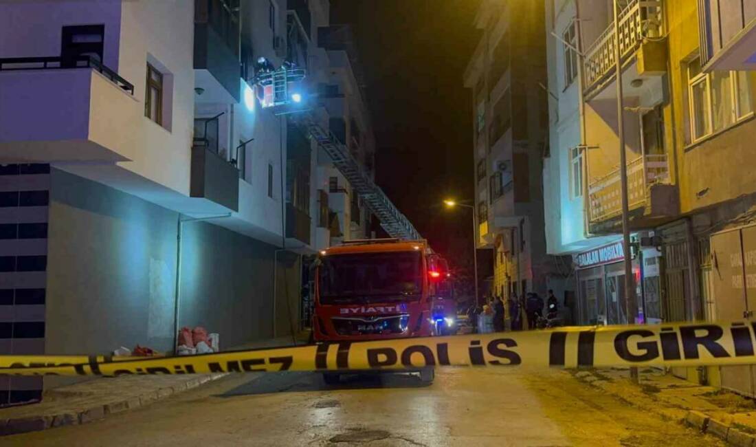 Elazığ’da bir apartman dairesinde çıkan yangın itfaiye ekipleri tarafında söndürülürken,