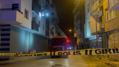 Elazığ’da bir apartman dairesinde çıkan yangın itfaiye ekipleri tarafında söndürülürken,