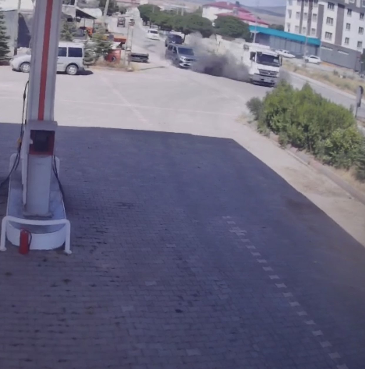 Elazığ’da seyir halindeyken lastiğinin patlaması sonucu kontrolden çıkan kamyon, yol