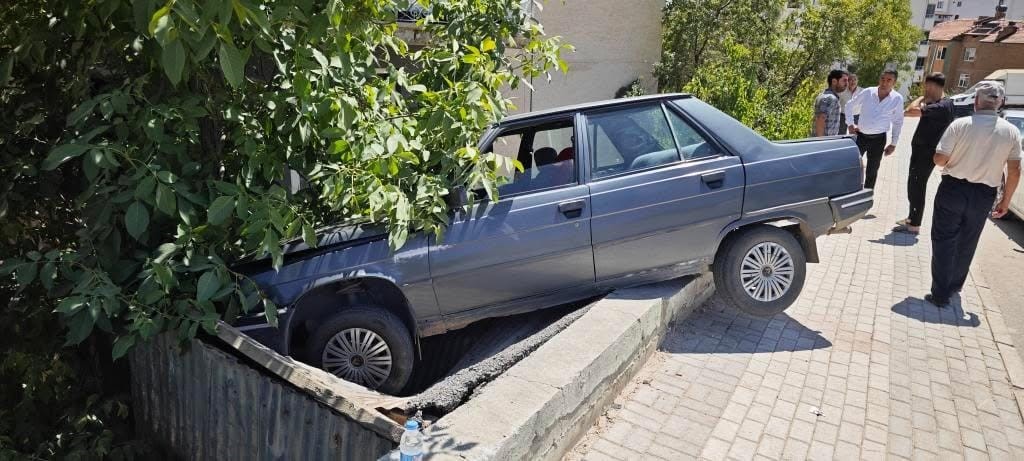 Elazığ’da tekeri patlaması sonucu virajı alamayan otomobil, bina yanındaki kömürlüğün