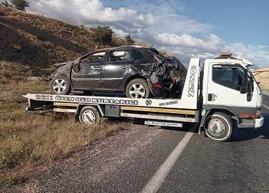Elazığ’da sürücüsünün direksiyon hakimiyetini kaybettiği araç takla attı. Kazada 1