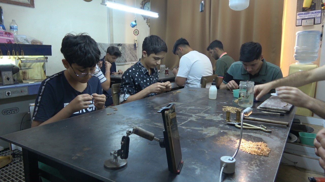 Kilis’te yeni çıraklar, ustalarının yanında altın işlemeyi öğrenerek hayata sağlam