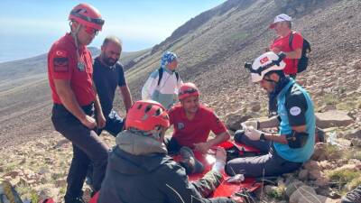 - Ayağı burkulup mahsur kalan dağcılardan biri, jandarma personeli tarafından