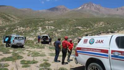 Kayseri’de Erciyes Dağı’nda yürüyüş yaparken üzerlerine kaya düşmesi sonucu yaralanarak