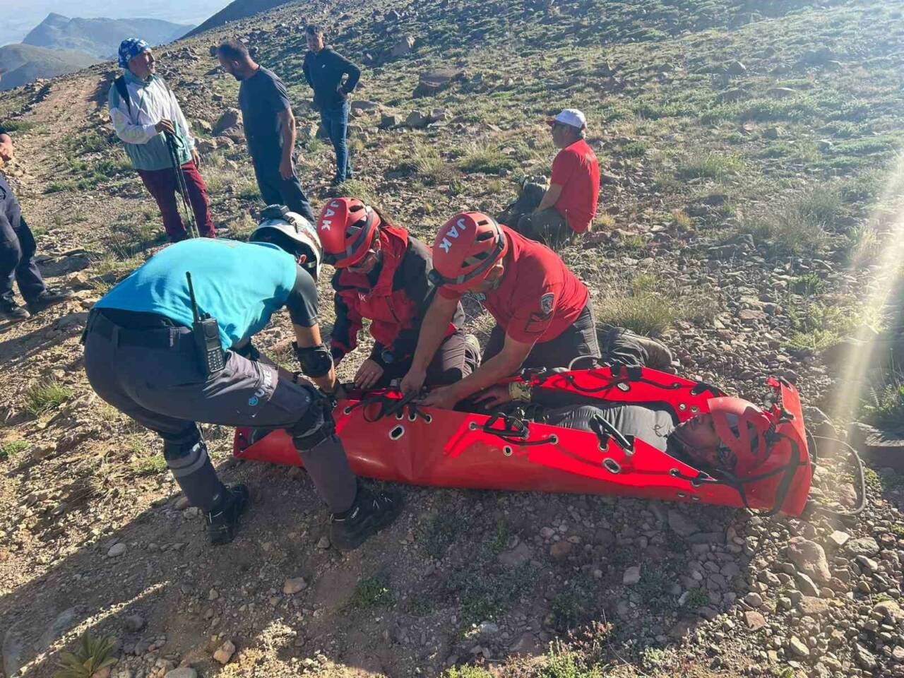Kayseri’de Erciyes Dağı’nda yürüyüş yaparken üzerlerine kaya düşmesi sonucu yaralanarak