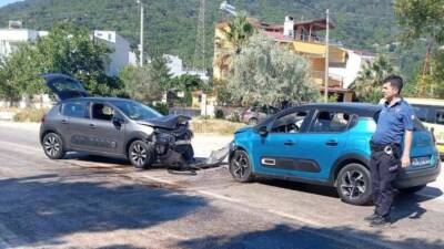 Balıkesir’in Erdek ilçesi Ocaklar Mahallesi’nde iki otomobilin kafa kafaya çarpışması