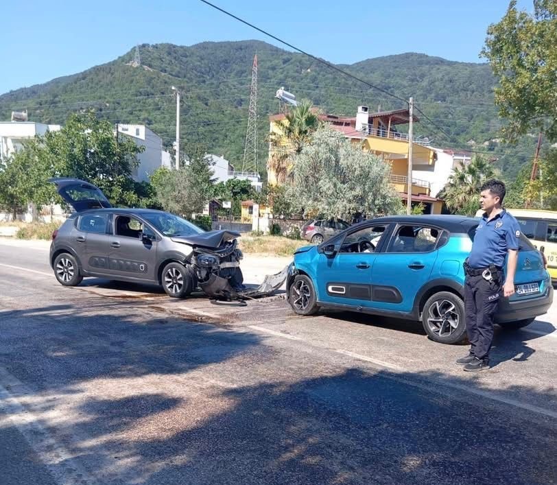 Balıkesir’in Erdek ilçesi Ocaklar Mahallesi’nde iki otomobilin kafa kafaya çarpışması