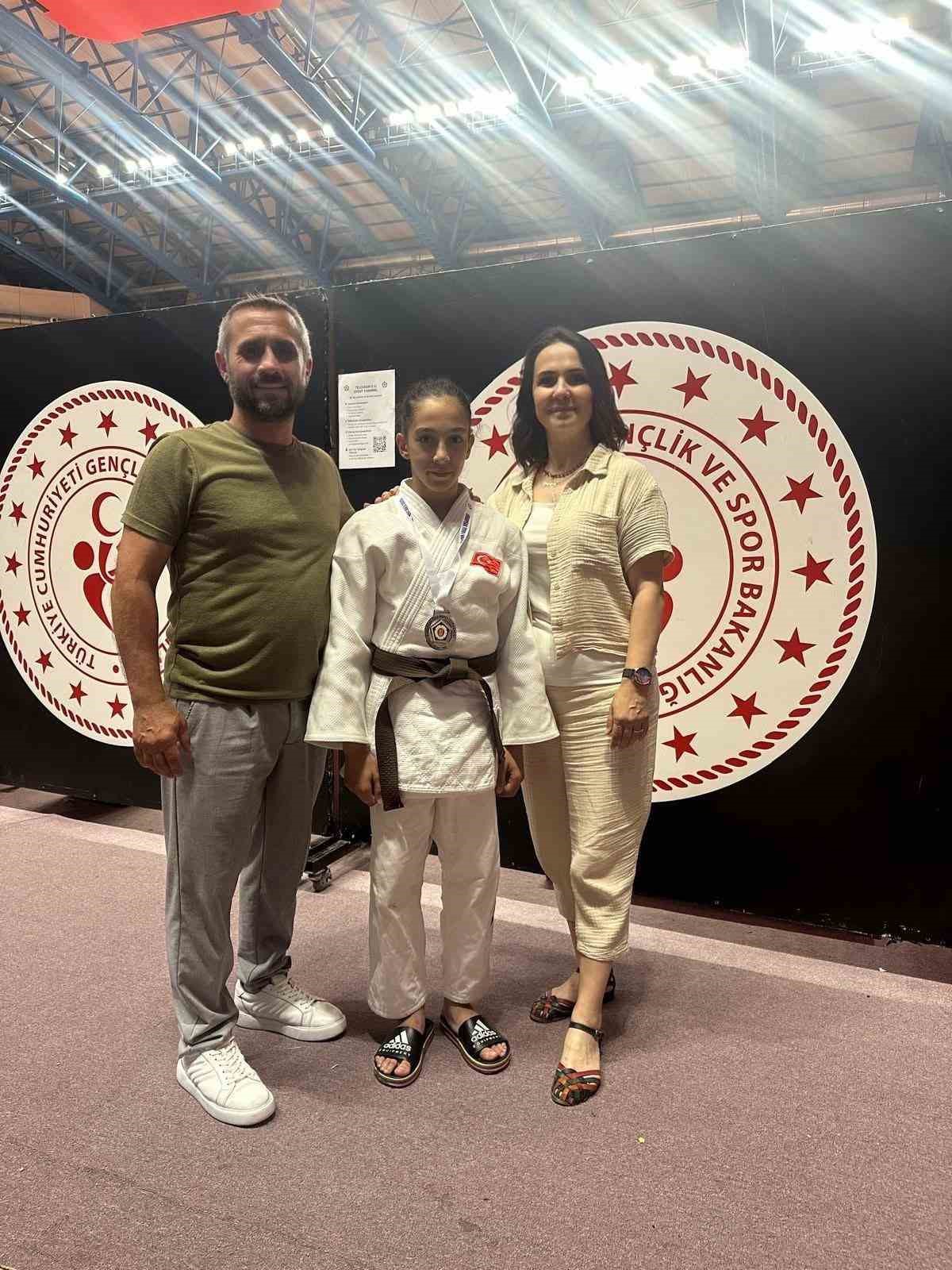 Düzceli Erva Eren Yıldızlar Avrupa Kupası’nda gümüş madalyanın sahibi oldu.