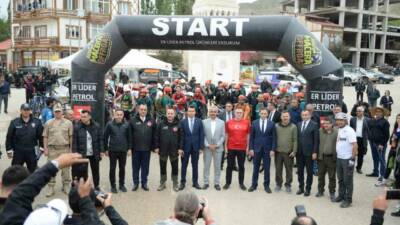 Üniversiteli gençlerin doğayla iç içe, ekip ruhu içerisinde fiziksel ve