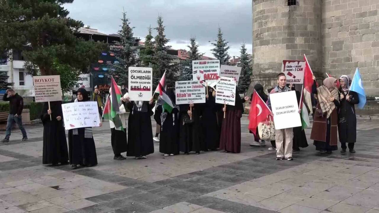 Erzurum’da sağlık çalışanları, Gazze’de yaşanan insanlık dramına karşı aylardır süren