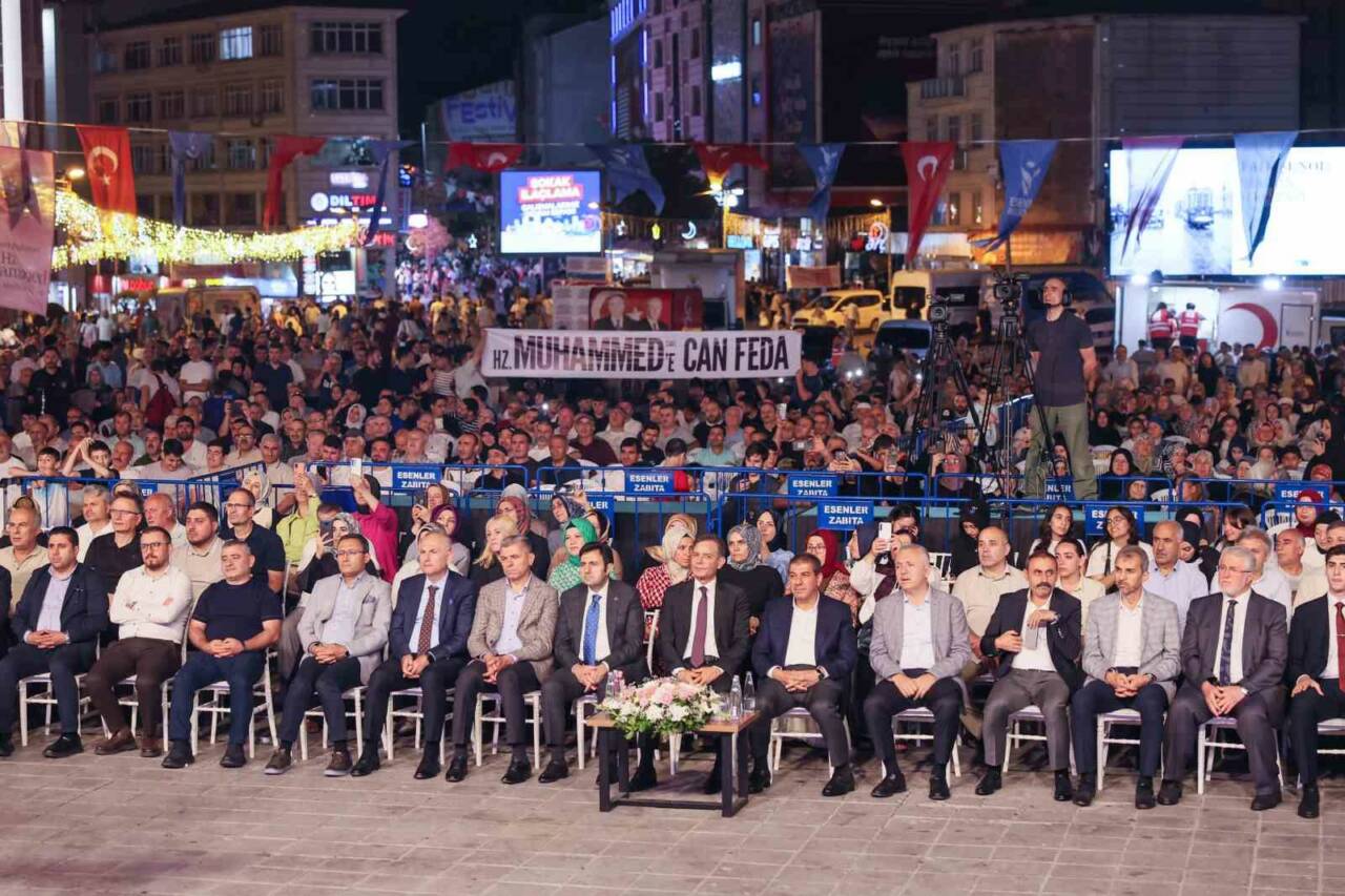 Esenler Belediyesi tarafından düzenlenen Naat Gecesi’nde, Peygamber Efendimiz Hazreti Muhammed’e