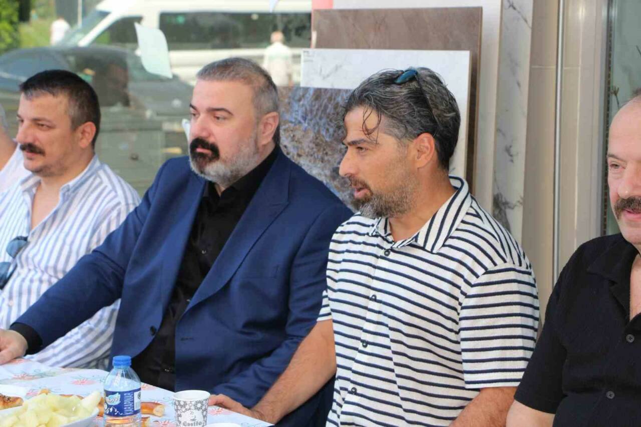 Rize’de esnaf ile Çaykur Rizespor yönetimi, futbolcularla birlikte kahvaltıda bir