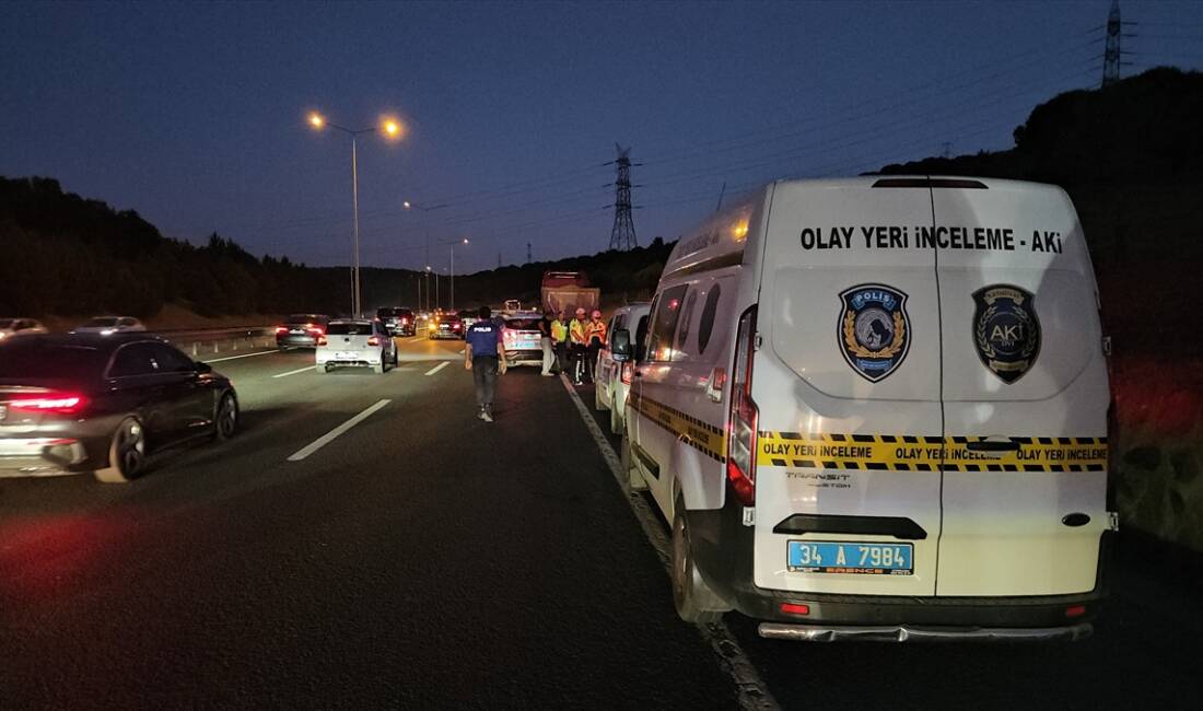 İSTANBUL (AA) – Eyüpsultan’da arızalanarak emniyet şeridine çekilen hafriyat kamyonuna
