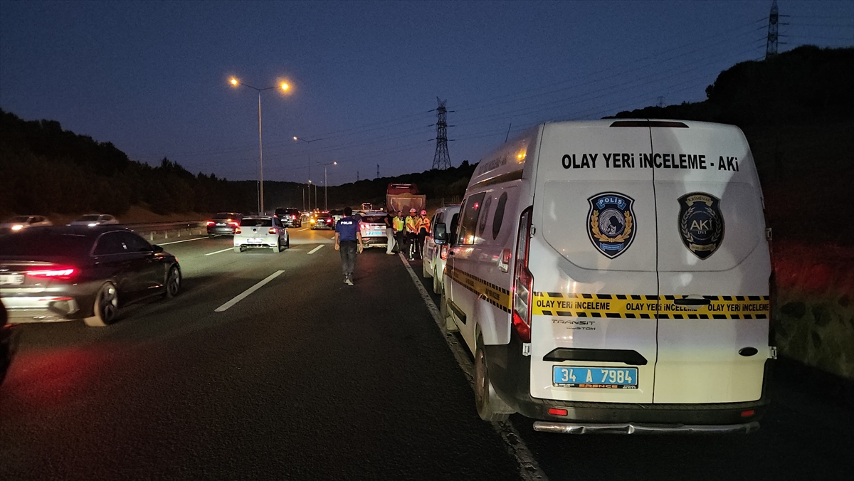 İSTANBUL (AA) – Eyüpsultan’da arızalanarak emniyet şeridine çekilen hafriyat kamyonuna