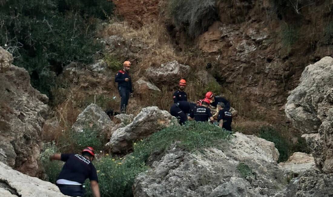 Antalya’da sabaha karşı kayalıklardan düşen ve ekipler tarafından bulunduğu yerden