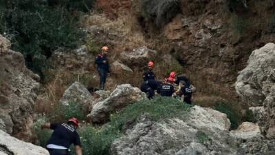 Antalya’da sabaha karşı kayalıklardan düşen ve ekipler tarafından bulunduğu yerden