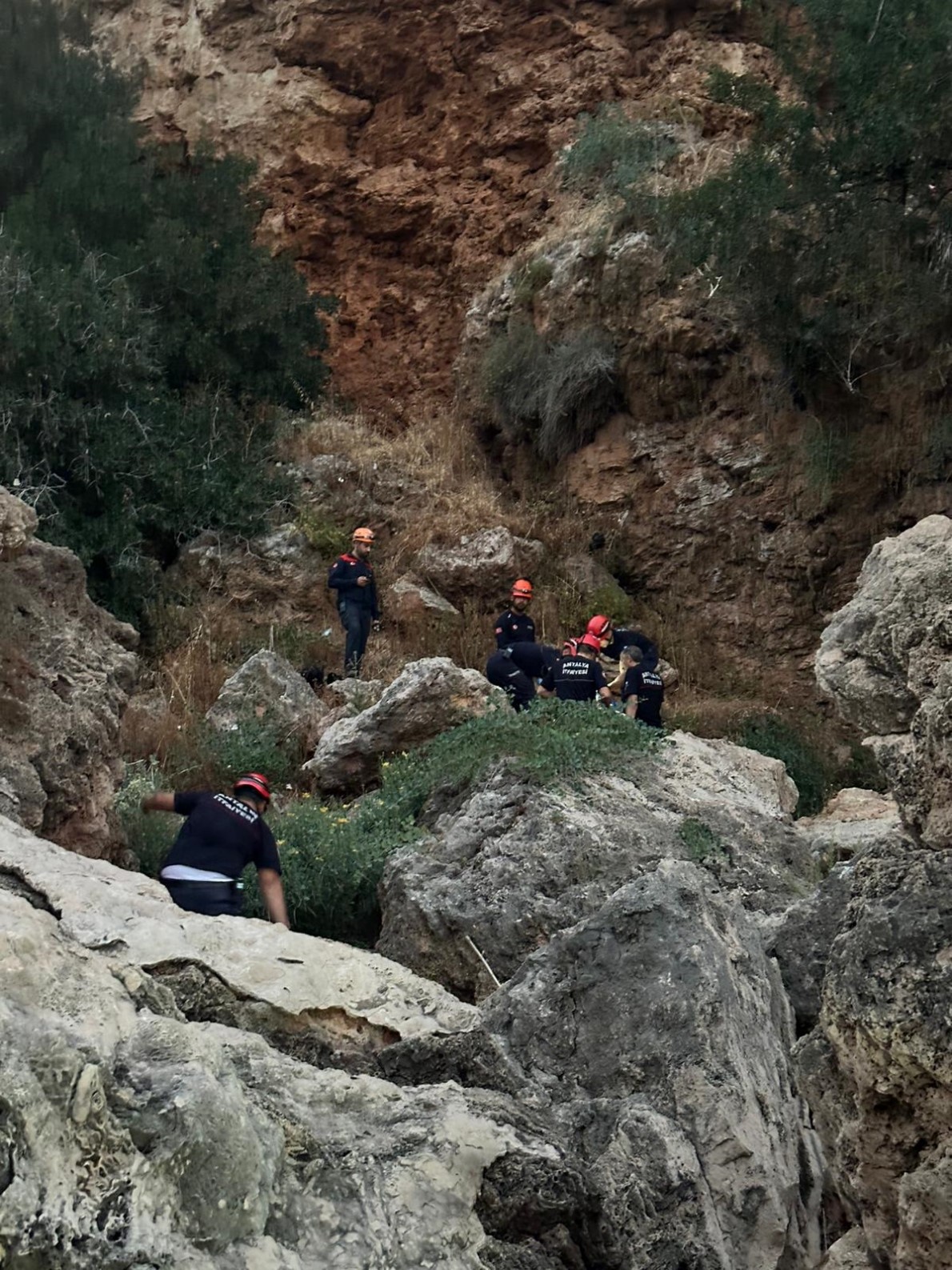 Antalya’da sabaha karşı kayalıklardan düşen ve ekipler tarafından bulunduğu yerden