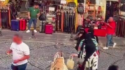 Fatih’te yüzleri kapalı 4 kadın, bir çanta dükkanın önünde ürünleri