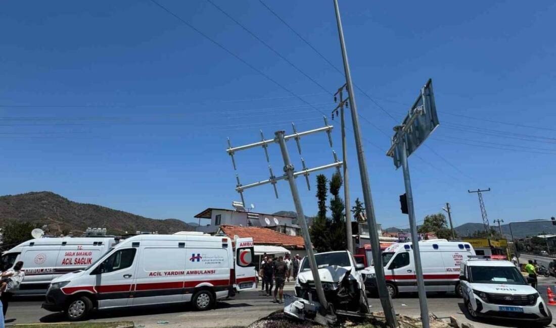 Fethiye’de minibüs ile hafif ticari aracın çarpışması sonucu yaralanan 11