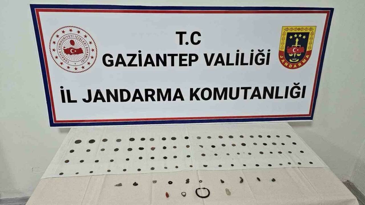 Gaziantep’te jandarma ekiplerince bir şahsın adresinde yapılan aramada tarihi eser
