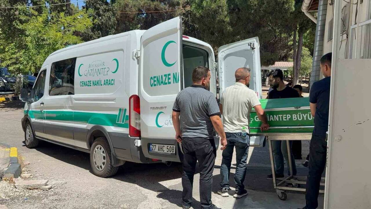 Gaziantep’te tırın traktöre arkadan çarptığı kazada traktör sürücüsü yaralanırken, babası