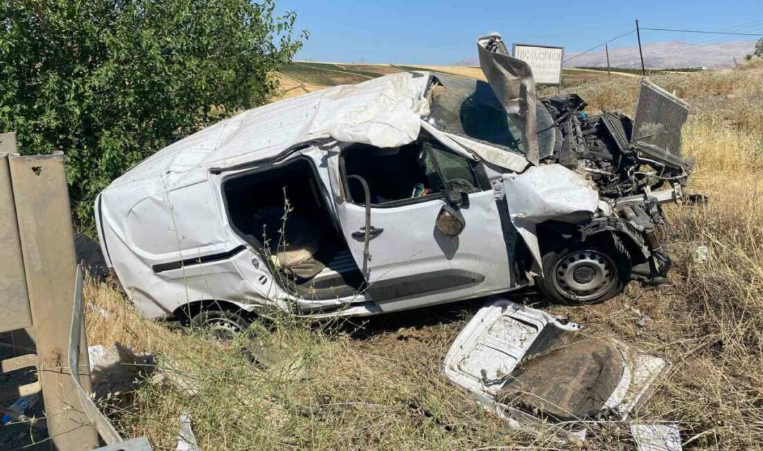 Adıyaman’da, hafif ticari aracın şarampole yuvarlanması sonucu meydana gelen kazada