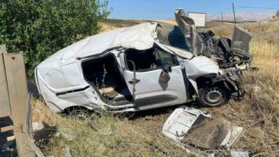 Adıyaman’da, hafif ticari aracın şarampole yuvarlanması sonucu meydana gelen kazada