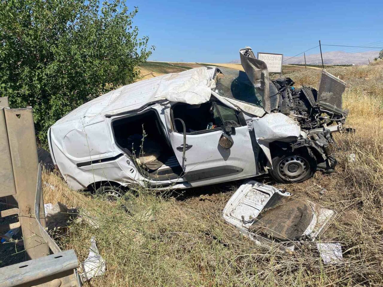 Adıyaman’da, hafif ticari aracın şarampole yuvarlanması sonucu meydana gelen kazada