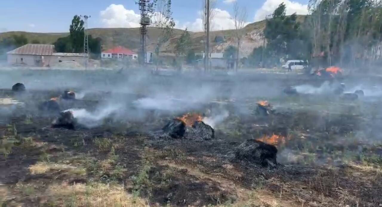 Hakkari’nin Yüksekova ilçesine çıkan yangında yaklaşık bin 500 bağ ot