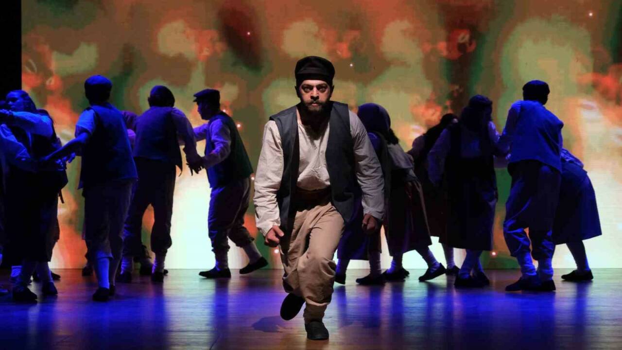 İzmit’te bulunan ve Cumhuriyet tarihinin ilk eserlerinden olan Halkevi’nde dönem