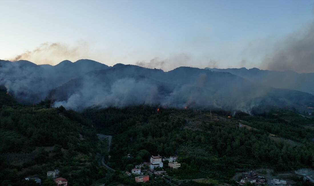 HATAY (AA) – Hatay’ın Dörtyol ilçesinde dün başlayan orman yangınına