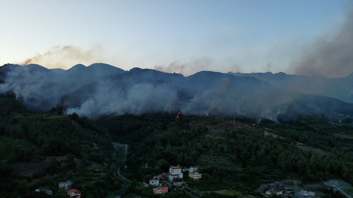 HATAY (AA) – Hatay’ın Dörtyol ilçesinde dün başlayan orman yangınına