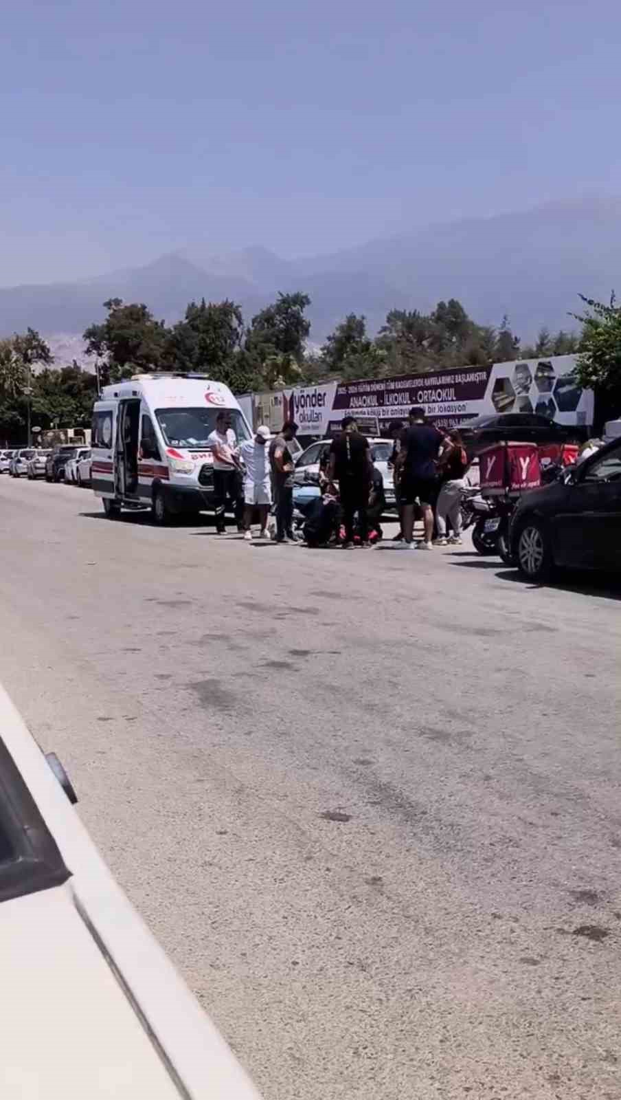 Hatay’ın İskenderun ilçesinde motosikletli kurye ile otomobilin karıştığı trafik kazasında