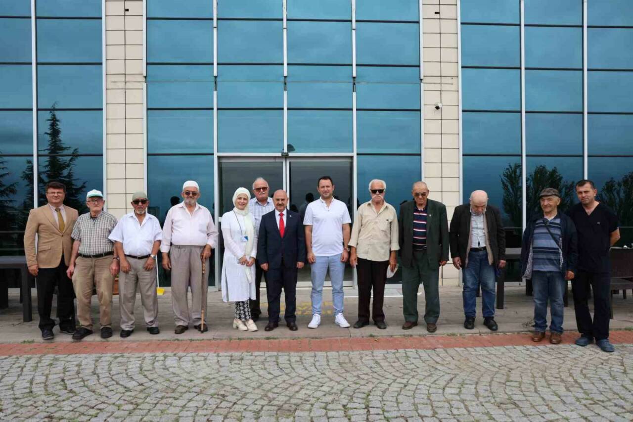 Düzce Muharrem Sancaklı Huzurevi sakinleri ve çalışanları, Düzce Üniversitesi Süs