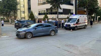 Eskişehir’de 2 otomobilin sokak kesişiminde çarpışması sonucunda meydana gelen trafik
