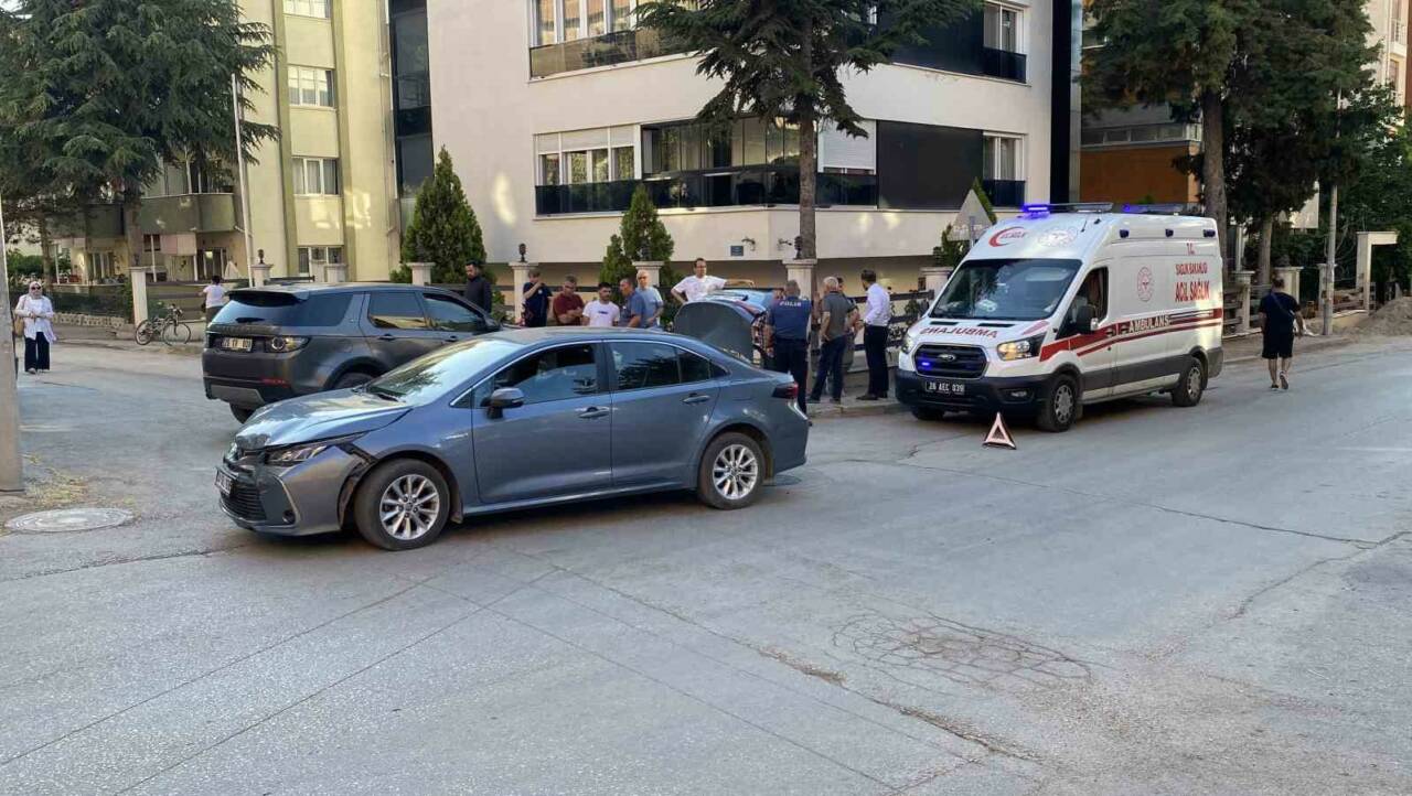 Eskişehir’de 2 otomobilin sokak kesişiminde çarpışması sonucunda meydana gelen trafik