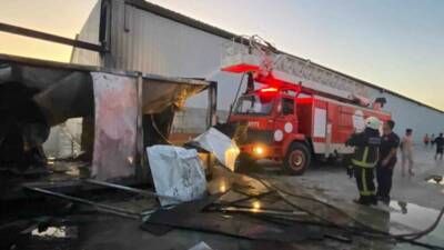 Antalya’nın Serik ilçesinde plastik kasa deposunda çalışan işçilerin kaldığı konteynerde