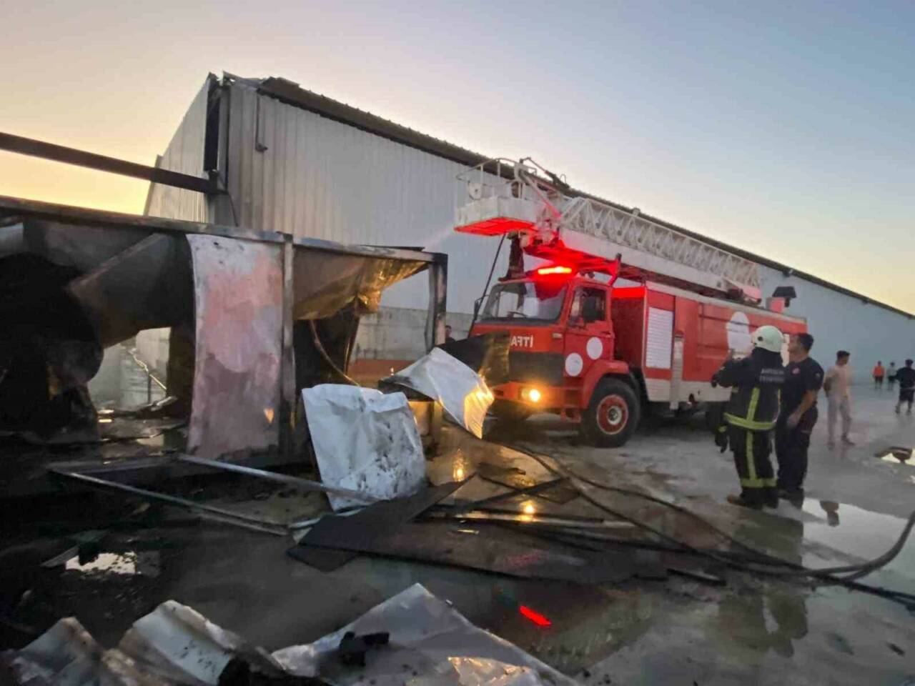 Antalya’nın Serik ilçesinde plastik kasa deposunda çalışan işçilerin kaldığı konteynerde