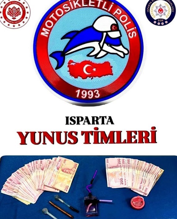 Isparta Anadolu Mahallesi’nde bir adrese yapılan uyuşturucu operasyonunda çok sayıda