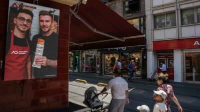 İstanbul’da bir dönercinin ChatGPT ile ürettiği ‘ünlü fotoğrafları’ gerçeğinden daha