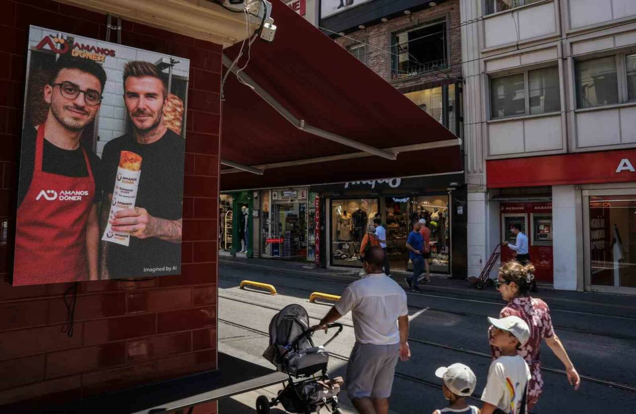 İstanbul’da bir dönercinin ChatGPT ile ürettiği ‘ünlü fotoğrafları’ gerçeğinden daha