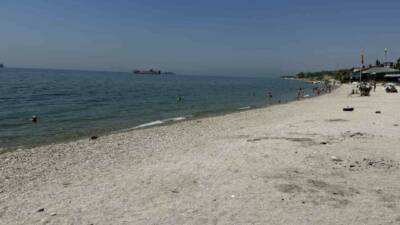 İstanbul’un Beylikdüzü ilçesinde bulunan marina içerisindeki ücretsiz plaja gelen vatandaşlar,