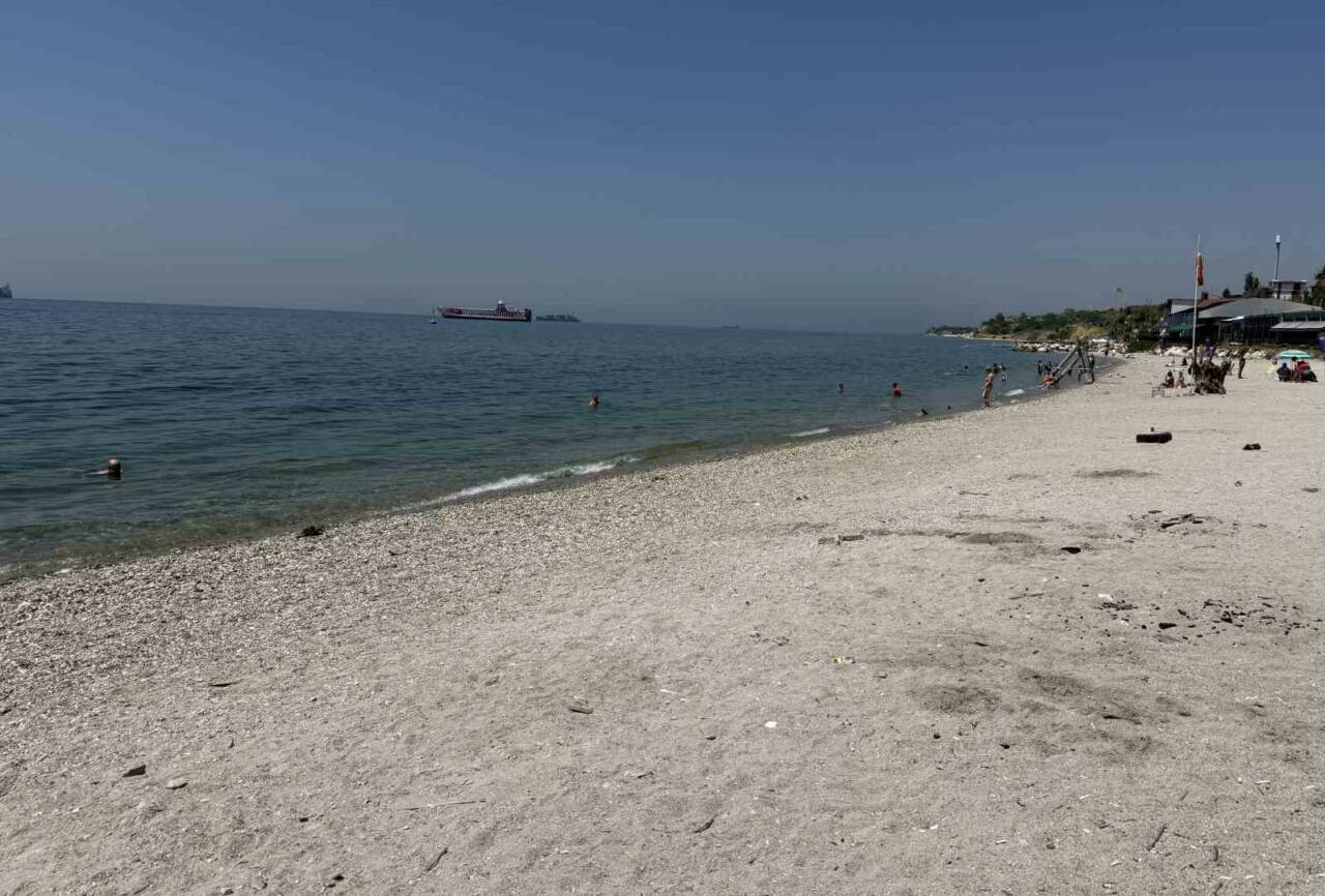 İstanbul’un Beylikdüzü ilçesinde bulunan marina içerisindeki ücretsiz plaja gelen vatandaşlar,